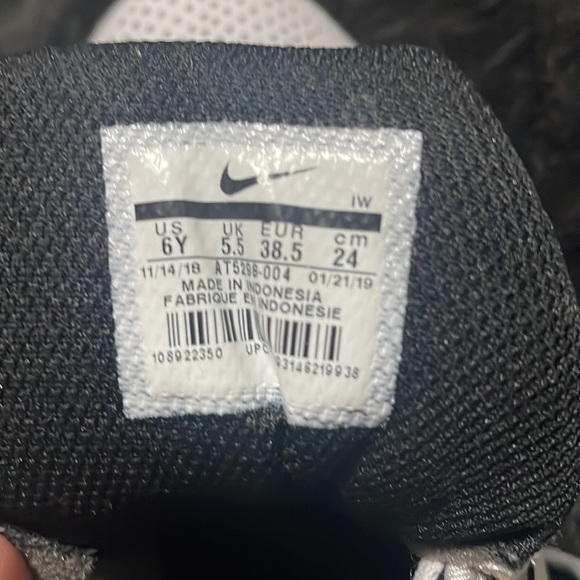 Nike shoes - Picture 3 of 3